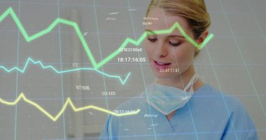 Hastanedeki tablet kullanan beyaz kadın doktorun istatistiksel veri işleme görüntüsü. Tıbbi sağlık teknolojisi kavramı