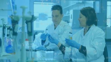 Laboratuvarda çalışan çeşitli bilim adamları üzerinde matematiksel formülün animasyonu. Küresel bilim, teknoloji, bilgisayar ve dijital arayüz kavramı, dijital olarak oluşturulmuş video.