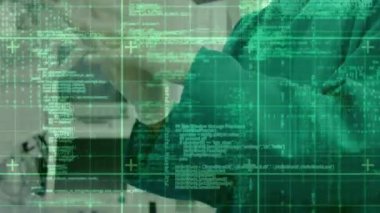 Bilgisayar kodu ve veri işleme animasyonu laboratuardaki tıp uzmanının üzerinde. Teknoloji, biyoteknoloji, veri analizi, araştırma, laboratuvar, sağlık hizmetleri.