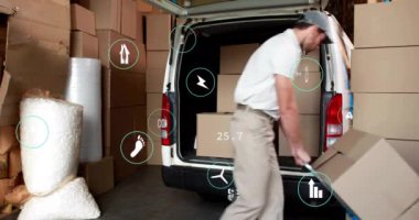 Veri işleme ve ekoloji ikonlarının animasyonu beyaz erkek teslimatçının ambalajlı arabasında. Küresel dağıtım ve dijital arayüz kavramı, dijital olarak oluşturulmuş video.