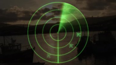 Radar, gün batımında limana yanaşan teknelerin üzerindeki animasyonu tarıyor. Denizcilik, izleme, teknoloji, navigasyon, kenetlenme, kıyı