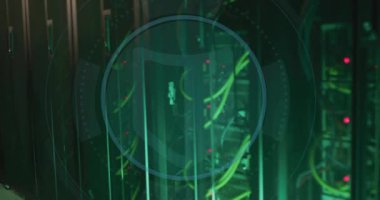 Bilgisayar sunucuları üzerinden kalkan simgesi ve dijital veri işleme animasyonu. Küresel siber güvenlik, bağlantılar, hesaplama ve veri işleme kavramı, dijital olarak oluşturulmuş video.