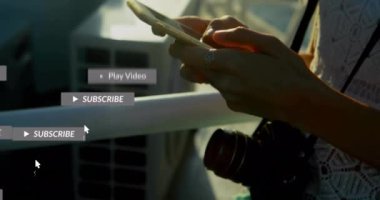 Akıllı telefonu olan bir kadın, sosyal medya tebligatları alan biri açık havada animasyon yapıyor. teknoloji, bağlantı, iletişim, yaşam tarzı