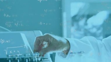 Matematiksel formülün laboratuvarda çalışan beyaz erkek bilim adamı üzerindeki animasyonu. Küresel bilim, teknoloji, bilgisayar ve dijital arayüz kavramı, dijital olarak oluşturulmuş video.