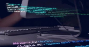 Bilgisayar kullanan Kafkas iş kadınının finansal veri işleme animasyonu. Küresel finans, işletme, bağlantılar, hesaplama ve veri işleme kavramı, dijital olarak oluşturulmuş video.