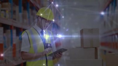 Tablet kullanan bir depo çalışanı raflar ve kutular üzerinde ağ bağlantıları kullanıyor. Lojistik, envanter, teknoloji, dijital, yönetim, tedarik zinciri