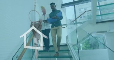 Çeşitli iş adamları üzerinde gümüş ev anahtarı ve anahtarlığın animasyonu. Küresel mülkiyet, mülkiyet, mortgage, işletme, bağlantılar, hesaplama ve veri işleme kavramı, dijital olarak oluşturulmuş video.