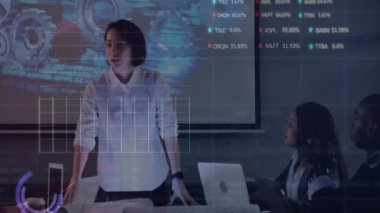 Ofiste çalışan çeşitli iş adamları üzerinde veri işleme animasyonu. İş, teknoloji ve dijital arayüz kavramı, dijital olarak oluşturulmuş video.