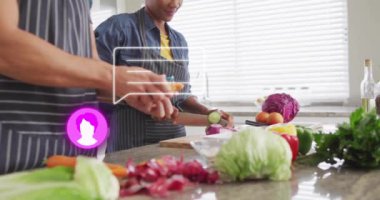 Mutfakta sebze doğrama, olay yerinde sosyal medya bilgilendirme animasyonu. Aşçılık, yemek, teknoloji, aşçılık