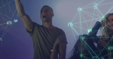 Bağlantılar ağı olan ve onların üzerinde veri işleme animasyonu olan dans eden insanlar. Teknoloji, dans, eğlence, ağ, dijital, fütüristik