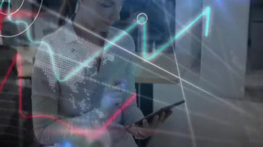 Tablet kullanan Kafkas iş kadını üzerinden dünya haritasıyla finansal veri işleme animasyonu. Küresel iş, finans, bilgisayar ve dijital arayüz kavramı, dijital olarak oluşturulmuş video.