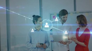 Bağlantılar ağı ve veri işleme animasyonu ile iş birliği yapan insanlar. işbirliği, teknoloji, takım çalışması, iletişim