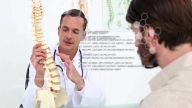 Doktorun hastaya omurilik anatomisi modelini, olay yerinde tıbbi veri animasyonunu açıklaması. Sağlık, danışma, omurga, teşhis, eğitim, tedavi