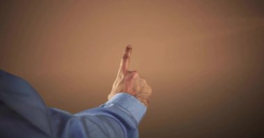 Kafkas iş adamının 5G metin ve şekillerle ekranı kullanmasının animasyonu. İş, teknoloji ve dijital arayüz kavramı, dijital olarak oluşturulmuş video.