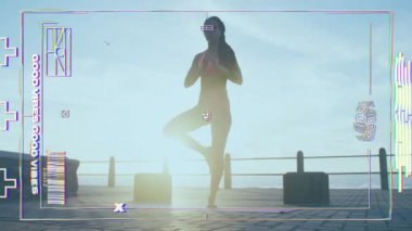 Rıhtımda yoga pratiği yapan, ağaçta poz veren güzel hareketlerle poz veren bir kadın. Sağlık, farkındalık, meditasyon, denge, zindelik, sükunet konsepti