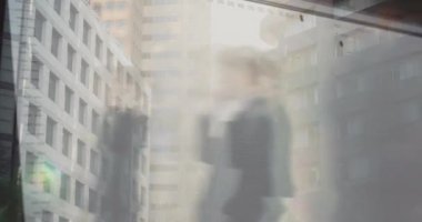 Ofis binasında çalışan insanları kapsayan ikili kod animasyonu. Teknoloji, dijital, bilgisayarlar, iş dünyası, çalışanlar, şirket