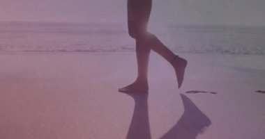 Plajda yürüyorum, bacaklar ve ayaklar pembe ve mor renkli animasyon üzerinde. Renkli, canlı, yaz, gün batımı, ufuk