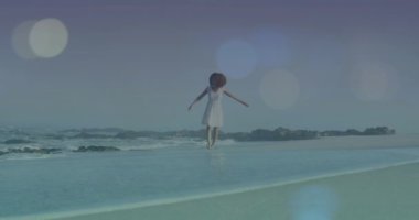 Sahilde kollarını açmış bir kadın. Bokeh animasyonunun üzerinde. Özgürlük, rahatlama, dinginlik, günbatımı, sükunet, okyanus