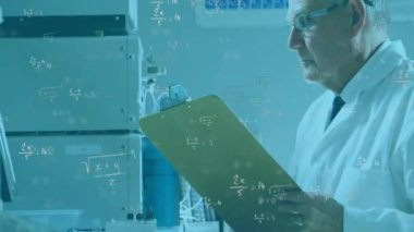 Matematiksel formülün laboratuvarda çalışan beyaz erkek bilim adamı üzerindeki animasyonu. Küresel bilim, teknoloji, bilgisayar ve dijital arayüz kavramı, dijital olarak oluşturulmuş video.