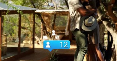 Sosyal medya takipçileriyle dışarıda kucaklaşan çift, animasyonu olay yerinde sayıyor. Romantizm, aşk, doğa, takipçiler