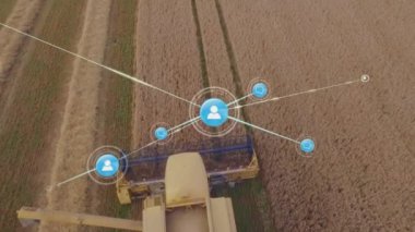 Bölgedeki hasat makinesinin havadan görüntüsü üzerinden bağlantı ağı. Tarım, teknoloji, yenilik, bağlantı, tarım, dijital