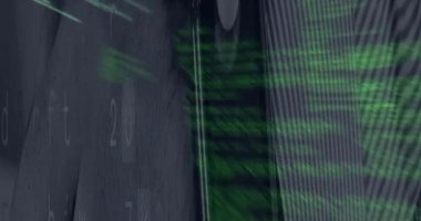 Bilgisayar donanım bileşenleri üzerinden yeşil kodlama metni canlandırılıyor. Teknoloji, programlama, animasyon, dijital, elektronik, yazılım