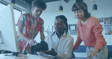 Ofiste çalışan çeşitli meslektaşların veri işleme animasyonları. Küresel iş, bilgisayar ve dijital arayüz kavramı, dijital olarak oluşturulmuş video.