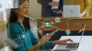 Ofiste telefonla konuşan, iletişim ağı ve iletişim animasyonu olan bir iş kadını. teknoloji, profesyonel, ağ oluşturma, dijital