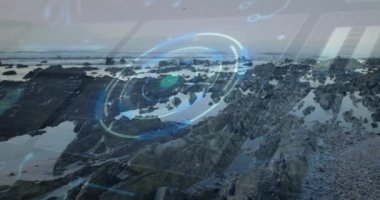 Kayalık kıyı manzarası taranıyor, fütüristik radar animasyonu çalışıyor. Teknoloji, sahil şeridi, gözetim.