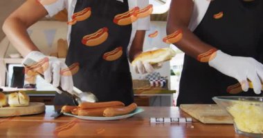 Sosisli hazırlamak, önlüklü insanlar ve üzerinde sosisli animasyonu olan eldivenler. Yemek, yemek, aşçılık, hazırlık, sosisli sandviç, takım çalışması