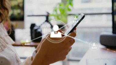 Ofiste akıllı telefon kullanan kişi üzerinden ağ simgeleri ve bağlantılar. teknoloji, iş, iletişim