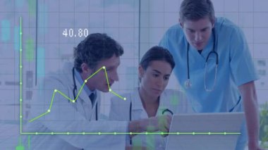 Bilgisayarla çeşitli doktorların finansal veri işleme animasyonları. Küresel tıp, sağlık, finans, bilgisayar ve dijital arayüz kavramı, dijital olarak üretilen video.