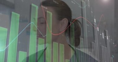 Finansal veri analizi animasyonuyla gülümseyen bir sağlık uzmanı. tıbbi