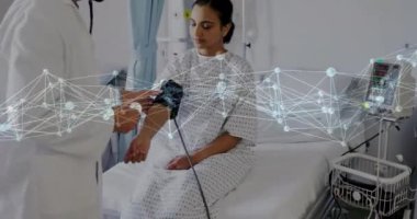 Çeşitli erkek doktor ve kadın hastalar arasındaki bağlantı ağının animasyonu. Küresel tıp, sağlık, bilim ve dijital arayüz kavramı, dijital olarak üretilen video.