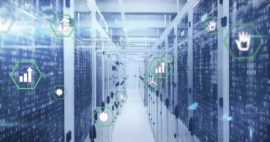 Bilgisayar sunucuları üzerinde dijital veri işleme animasyonu. Küresel bağlantılar, hesaplama ve veri işleme kavramı, dijital olarak oluşturulmuş video.