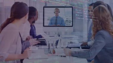 Ofiste çalışan çeşitli iş adamları üzerinde veri işleme animasyonu. İş, teknoloji ve dijital arayüz kavramı, dijital olarak oluşturulmuş video.