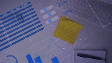 Masadaki fare ve bilgisayar üzerinde dijital veri işleme animasyonu. Küresel bağlantılar, hesaplama ve veri işleme kavramı, dijital olarak oluşturulmuş video.