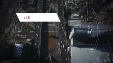 Hedef işleme animasyonu yoğun şehir trafiğinin havadan görüntüsü üzerinde. Teknoloji, fütüristik, şehir manzarası, ulaşım, yenilik, veri