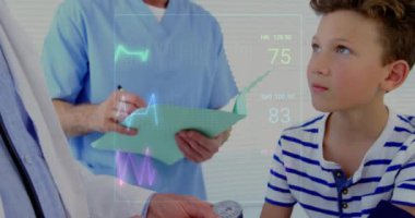 Kafkas erkek doktorun hastasını muayene ettiği kardiyografın animasyonu. Tıp, teknoloji ve dijital arayüz kavramı, dijital olarak oluşturulmuş video.