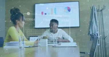 Ofiste çalışan çeşitli meslektaşlar üzerinde veri işleme ve bağlantı ağının animasyonu. Küresel iş, bilgisayar ve dijital arayüz kavramı, dijital olarak oluşturulmuş video.