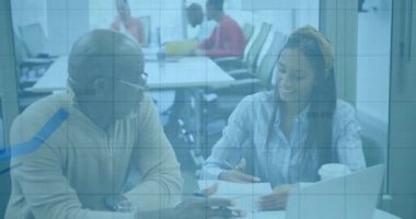 Modern ofiste çeşitli meslektaşların tartışması üzerine iş büyüme çizelgesi. takım çalışması, işbirliği, strateji, analiz, toplantı, çeşitlilik