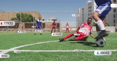 Futbol oyuncuları sosyal medya bilgilendirme animasyonuyla sahada. spor, takım çalışması, dijital, etkileşim, teknoloji