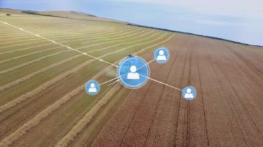 Sosyal medya simgeleri ve tarımsal alan üzerindeki ağ bağlantılarının biçerdöver ile canlandırılması. Tarım, teknoloji, tarım, dijital, yenilik, bağlantı