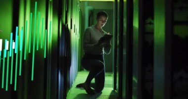 Kafkasyalı kadının bilgisayar sunucularıyla dijital veri işleme animasyonu. Küresel bağlantılar, hesaplama ve veri işleme kavramı, dijital olarak oluşturulmuş video.