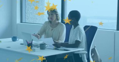 Masada dokümanları tartışıyorlar, iki kadın yıldız animasyonu örtüşüyor. İşbirliği, ofis, takım çalışması, teknoloji, iş dünyası, yaratıcılık