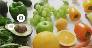 Taze meyve ve sebzelerin üzerinde canlandırma yapan e-posta simgeleri. communication, digital, technology, healthy