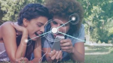 Açık havada akıllı telefon kullanmak, ağ bağlantıları olan insanlar animasyon yapıyor. Teknoloji, bağlantı, iletişim, mobil, dijital, yaşam tarzı