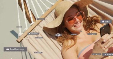 Hamakta akıllı telefonuyla dinlenen kadın hakkında sosyal medya bilgilendirmeleri. Teknoloji, rahatlama, çevrimiçi, dijital, yaşam tarzı, boş zaman