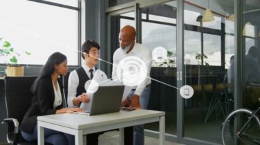 Ofiste konuşan farklı meslektaşların ikonlarıyla bağlantı ağının animasyonu. İş, teknoloji ve dijital arayüz kavramı, dijital olarak oluşturulmuş video.