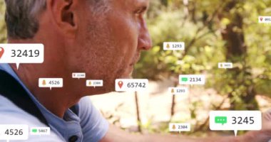 Akıllı telefonu tutan kişi, konumu ve bilgilendirme simgeleri olan kişi doğa geçmişi üzerinde animasyon yapıyor. teknoloji, açık hava, bağlantı, iletişim, GPS, bildirimler